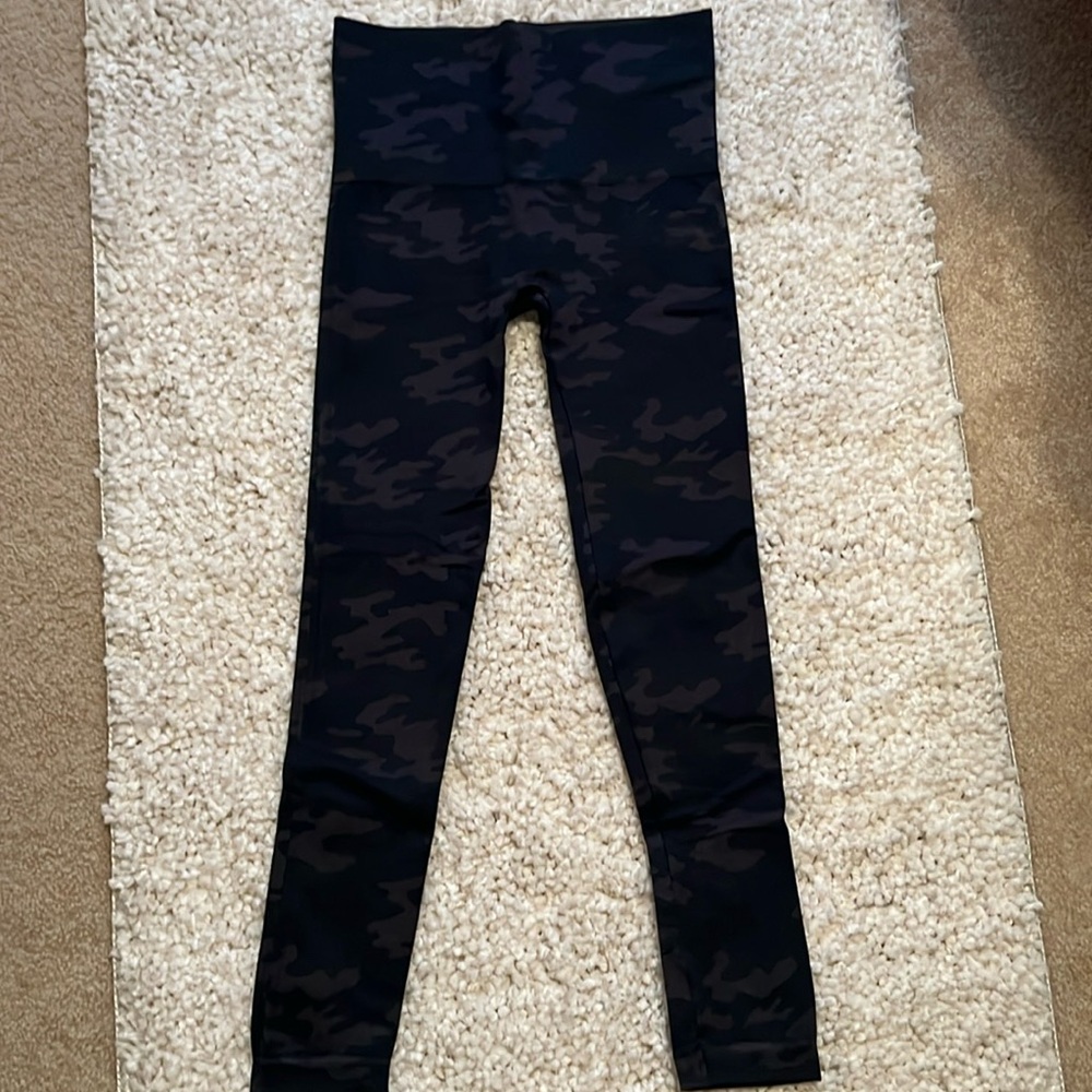 Spanx Camo Seamless Leggings Size M.